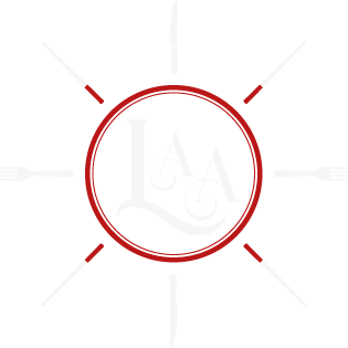 Logo de restaurant montrant une assiette symbolisée par un cercle rouge au centre, entourée de couverts et de baguettes sur un fond sombre.