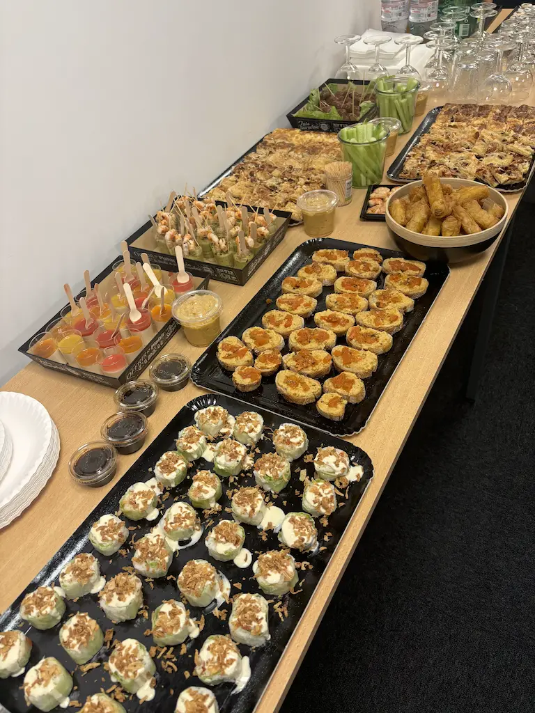 Buffet d'amuse-bouches variés sur une table pour un événement d'entreprise