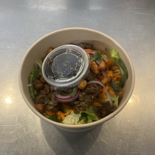 pokebowl meuh, boeuf soja, menthe, oignons rouges, dans une boite à emporter