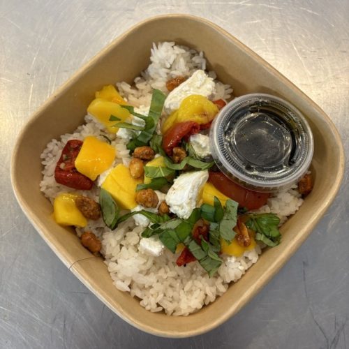 pokebowl exotique, tomate, mangue, chèvre, pot de sauce soja, dans une boite à emporter