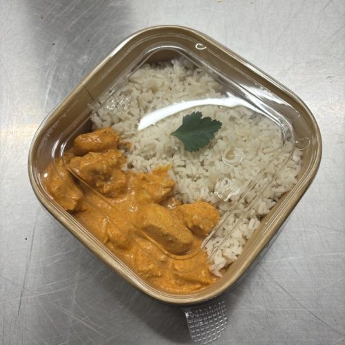 poulet tanddori et riz dans une boite à emporter